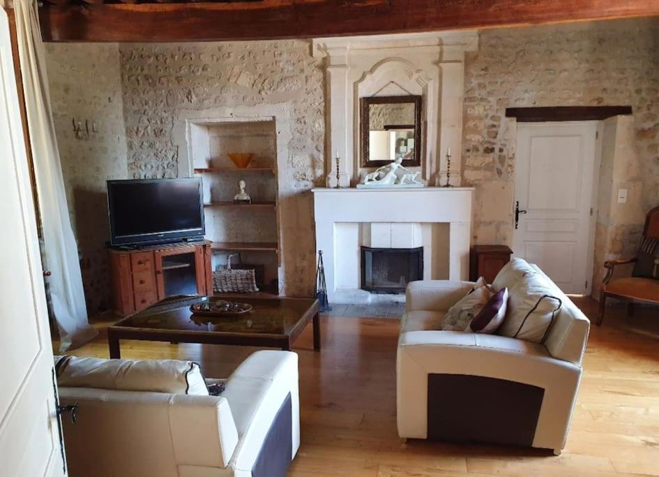 French Farmhouse Retreat With Pool & Superb Views. Blanzac  Exterior foto